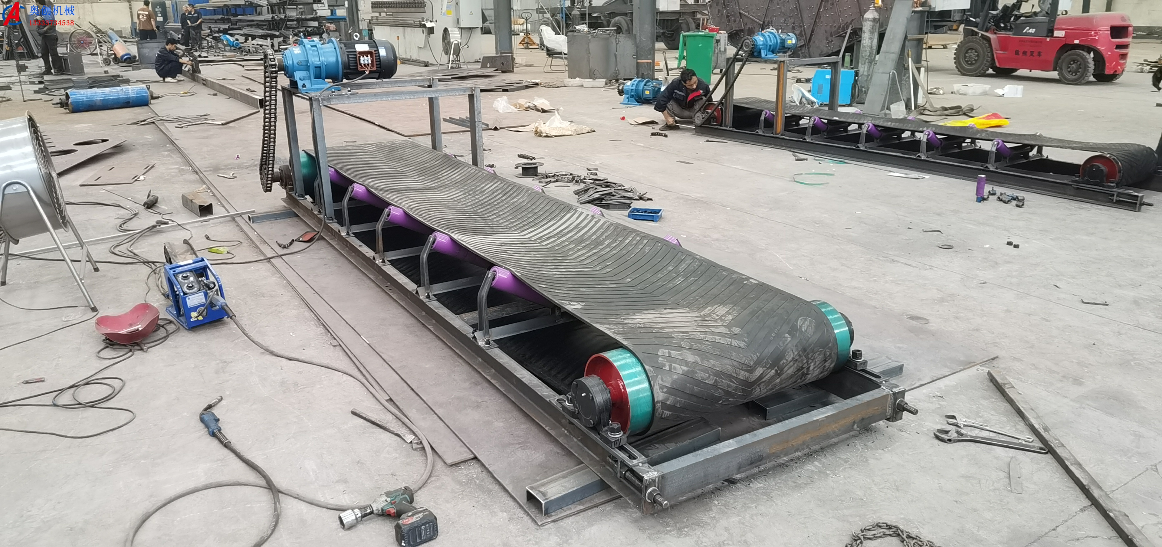 皮帶輸送機跑偏了怎么調(diào)